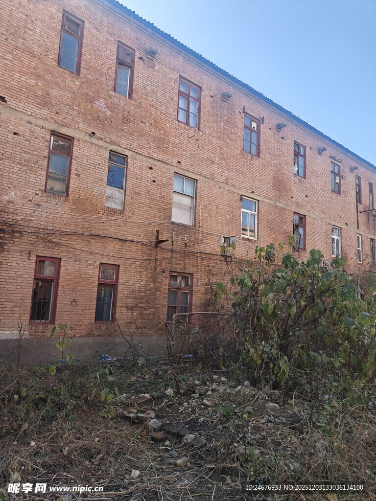 废弃红砖楼尽显沧桑
