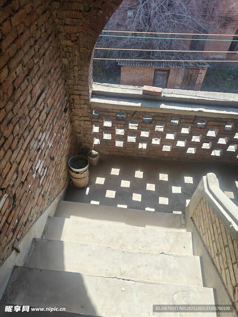 砖砌楼梯间光影景致