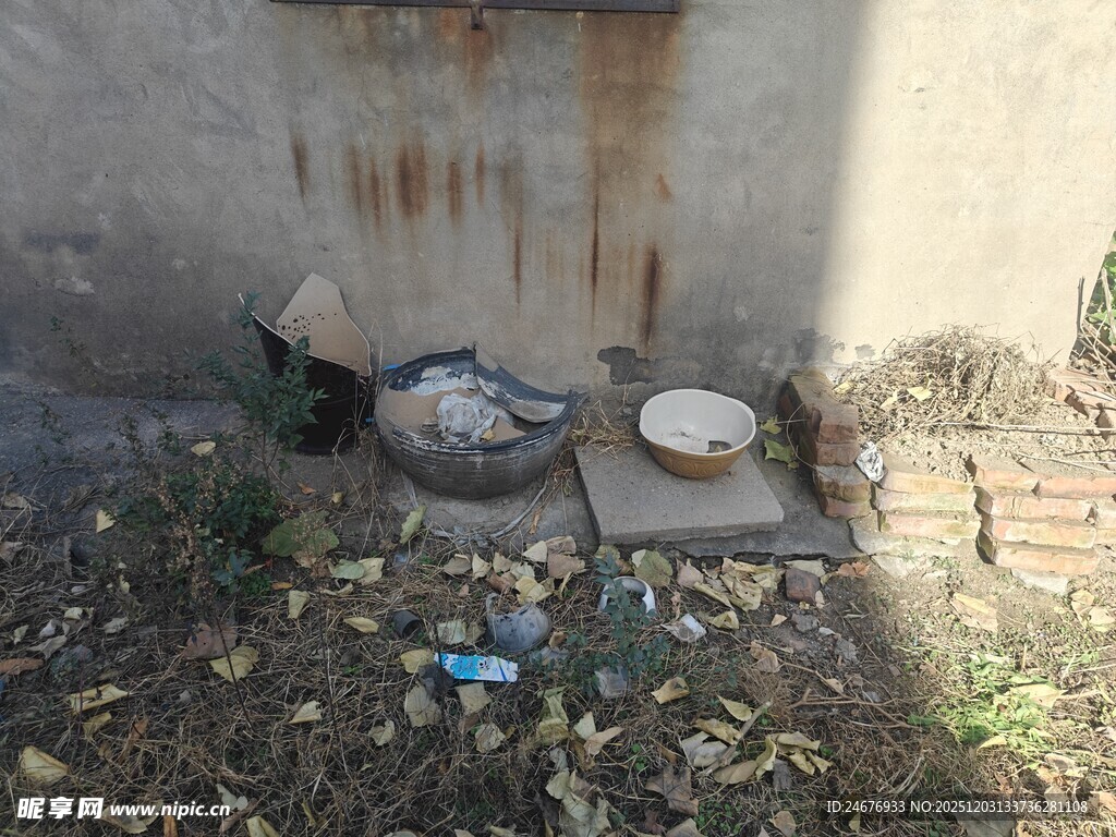 墙角杂物堆破旧物品散落