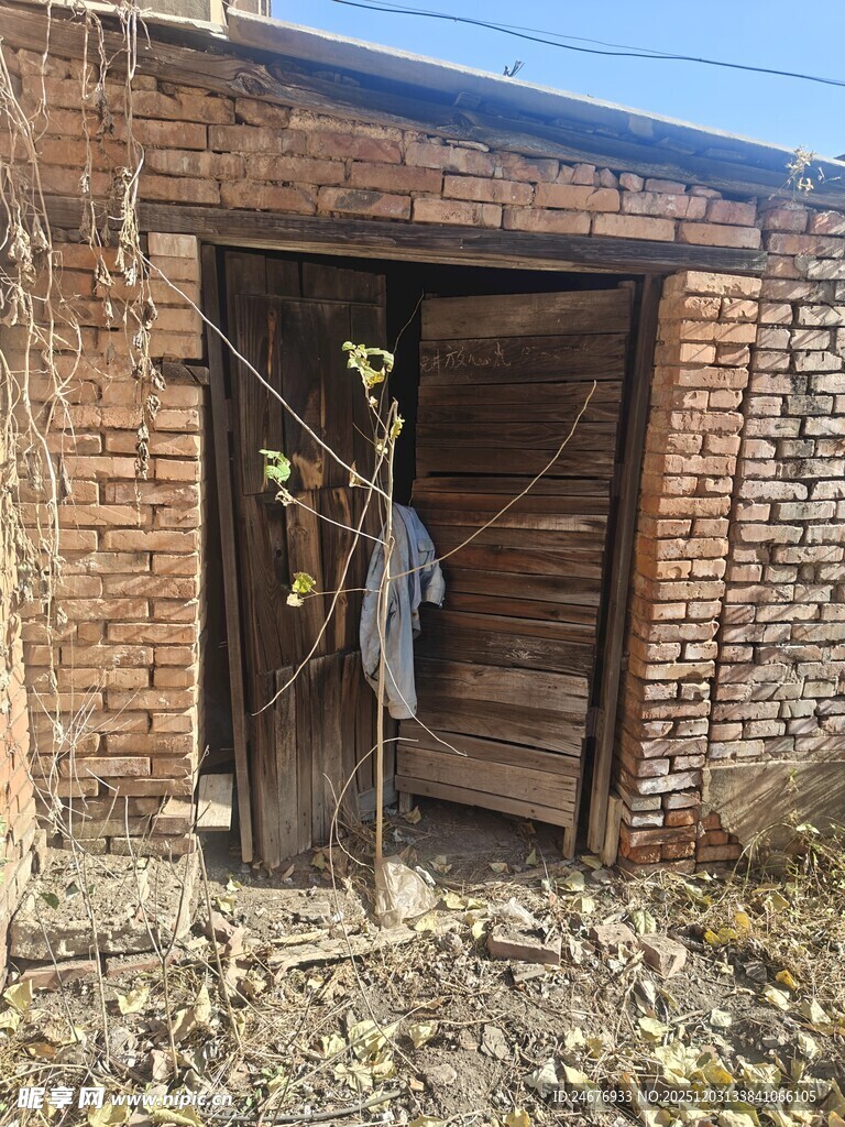 破旧砖房木门挂着物件