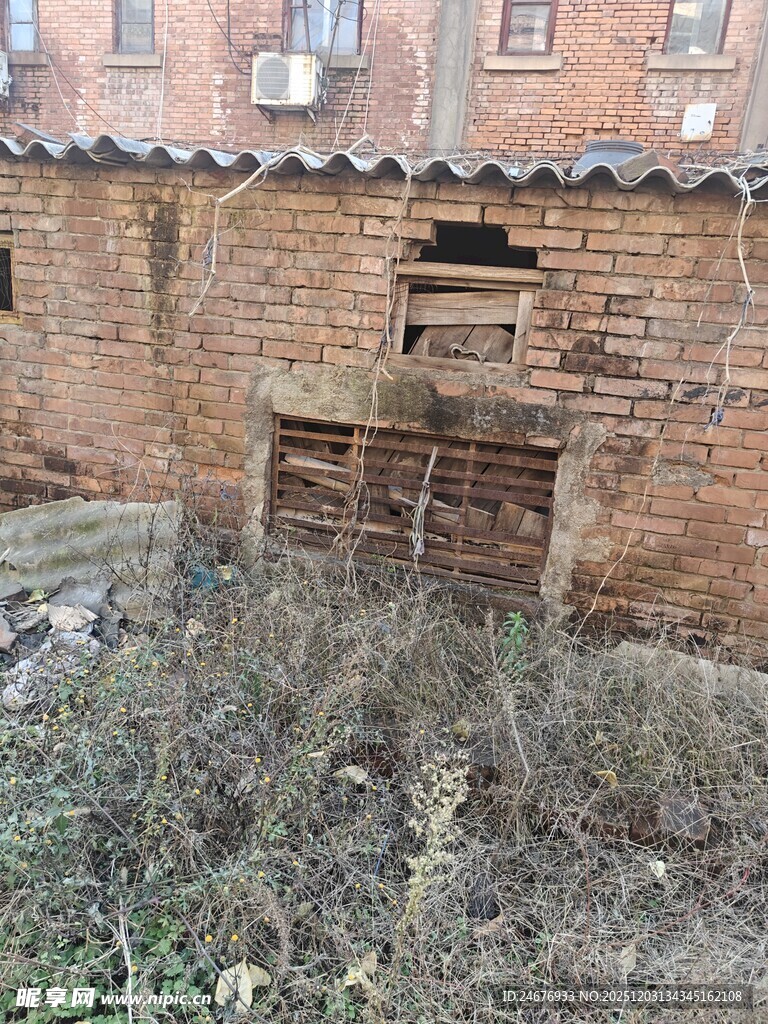 老旧砖墙旁的废弃木箱