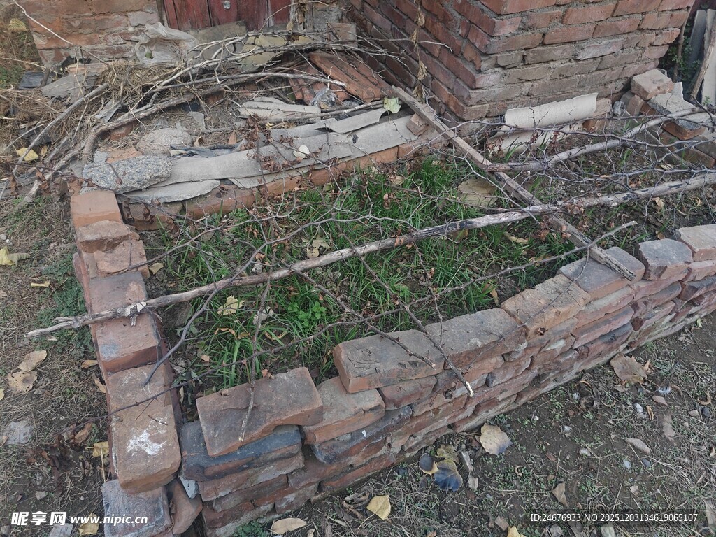 废弃砖架与杂草场景