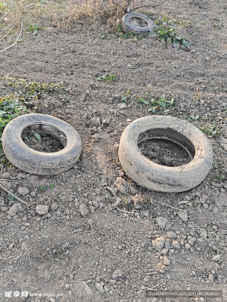 废弃轮胎置于户外泥土地