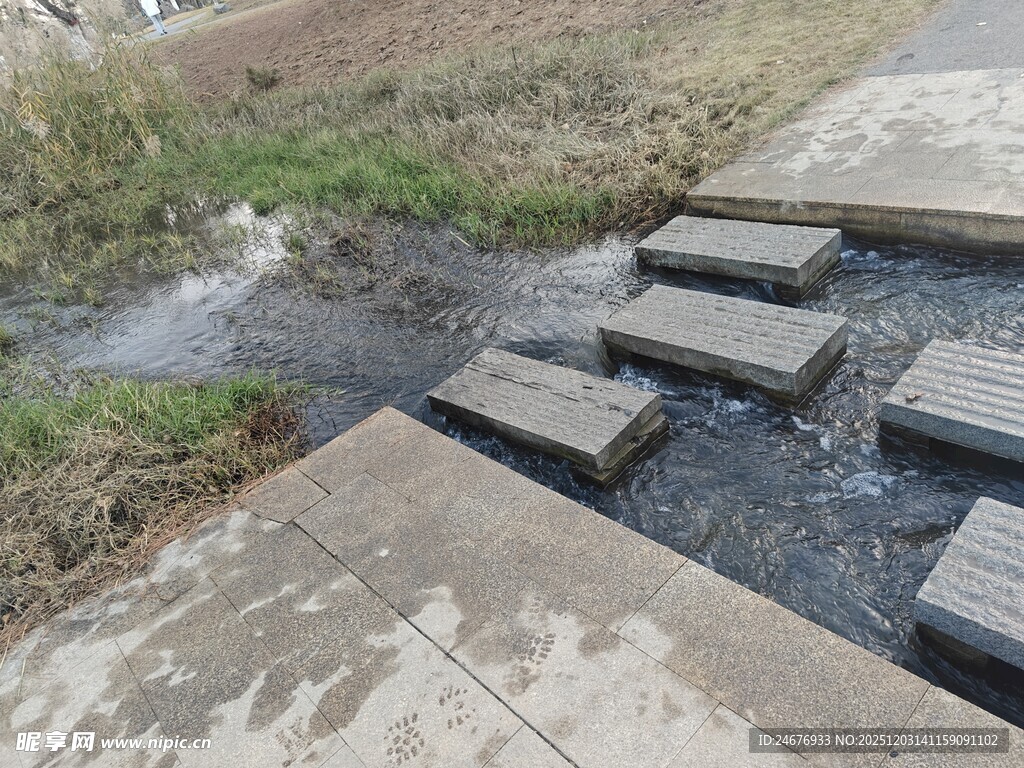 户外积水的水泥台阶