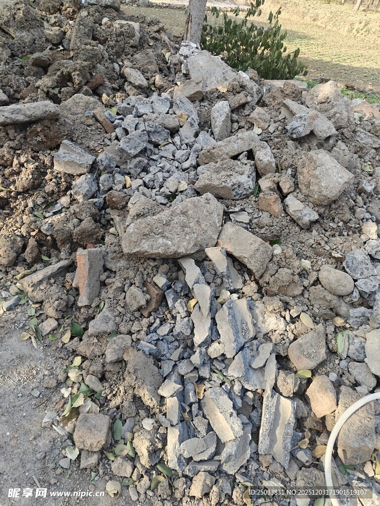 一堆碎石块
