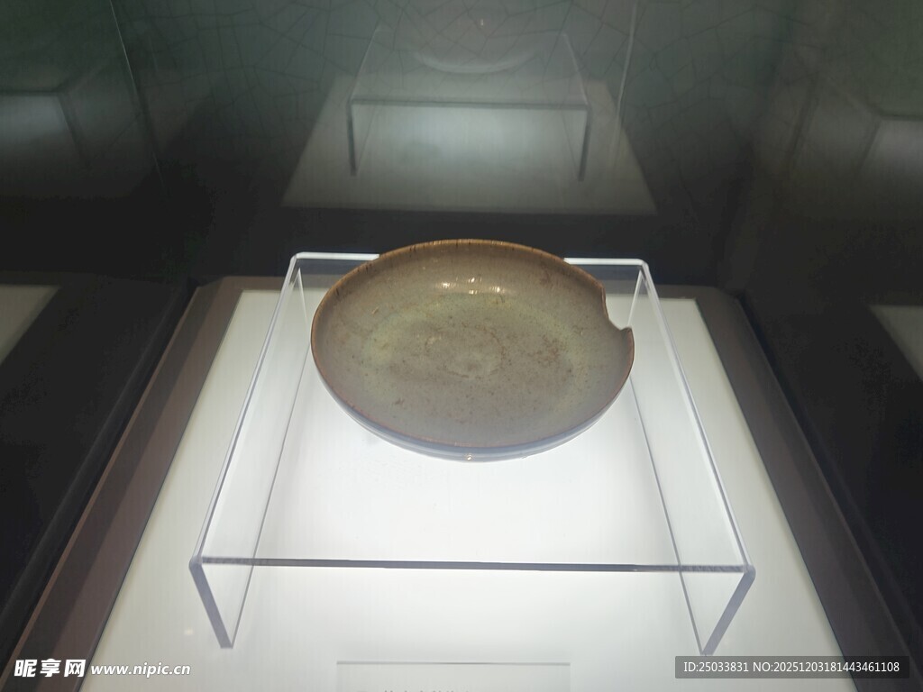 古瓷盘展示于透明展架上