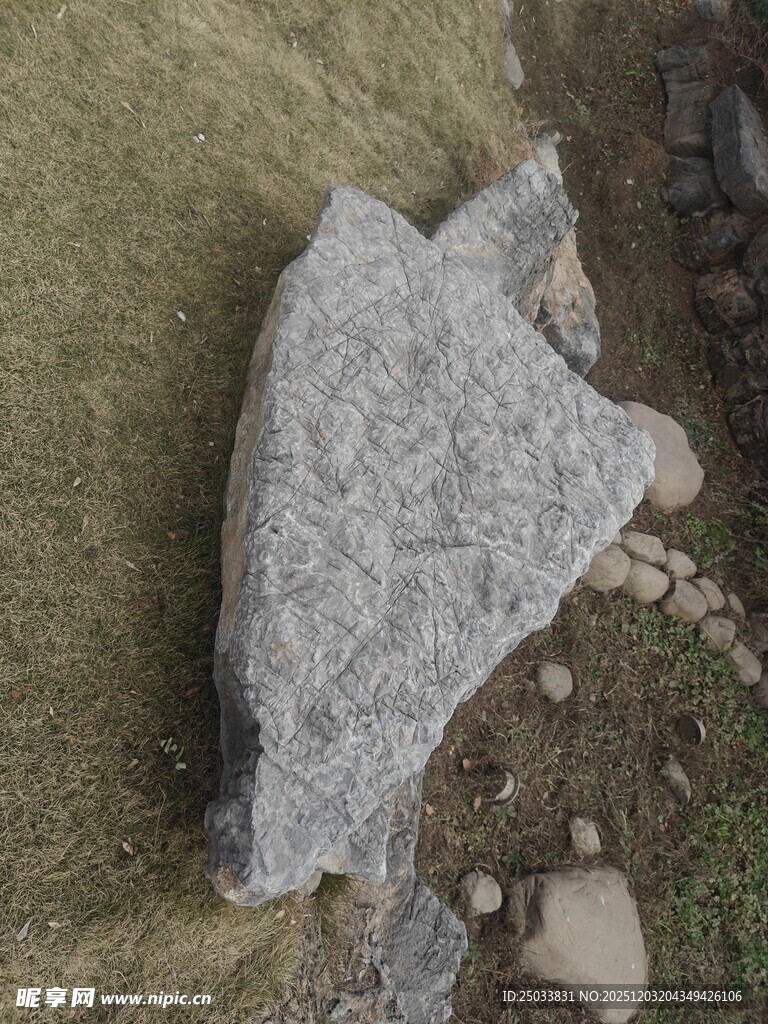 野外的一块灰色不规则石头