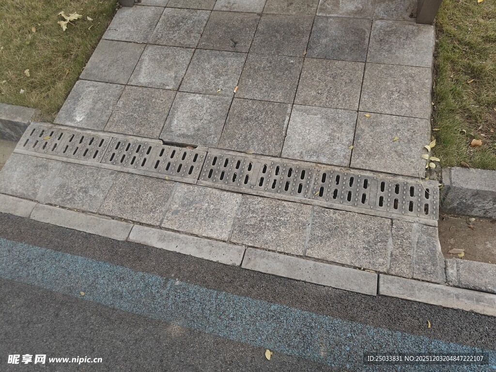 路边排水篦子特写