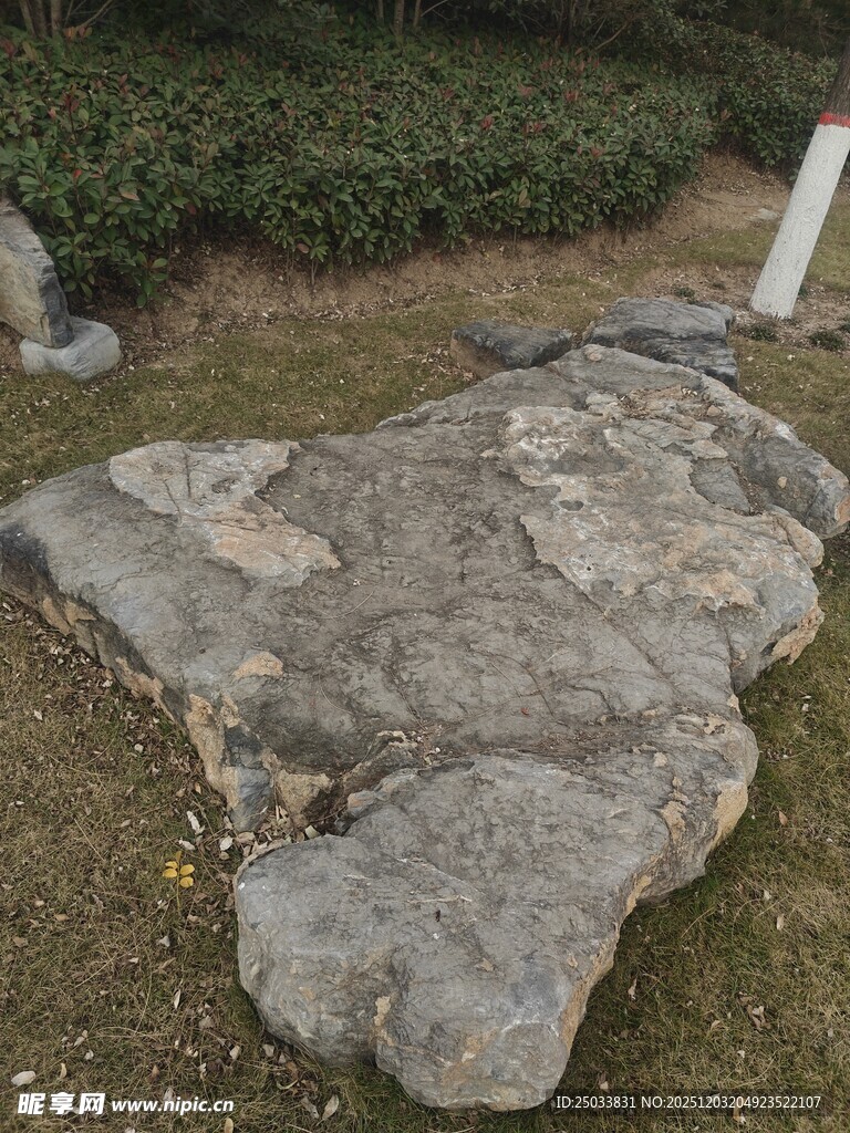 天然形态的灰色岩石