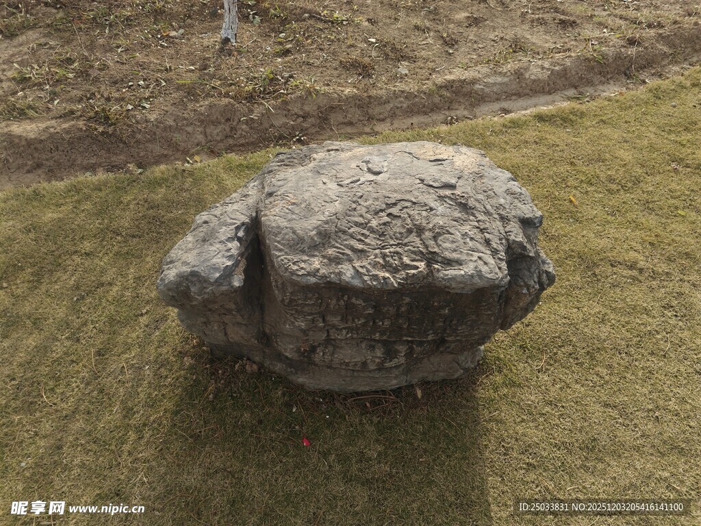 草地上的巨大石头