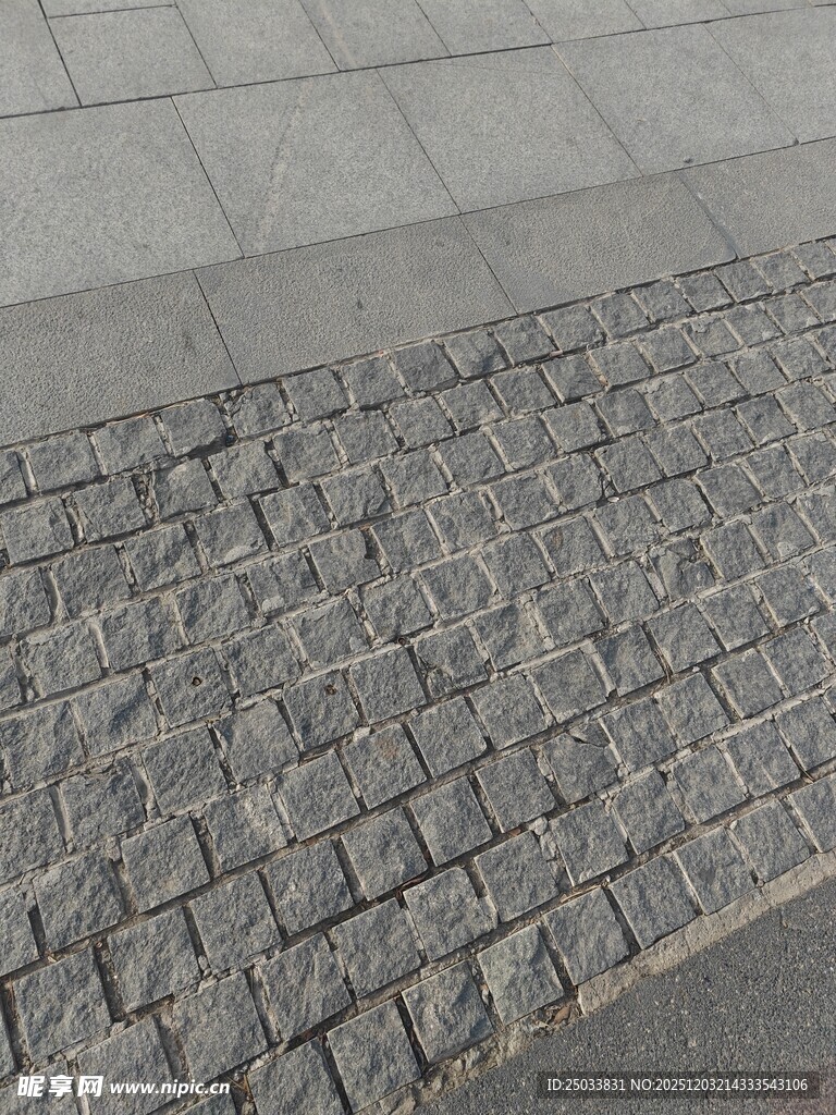 灰色石块铺就的路面