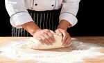 厨师手工揉制新鲜面团