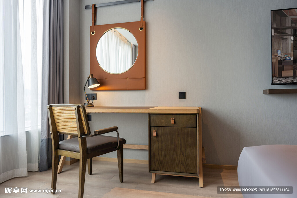 简约卧室中的木质书桌椅