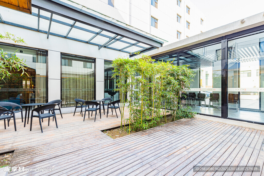 现代玻璃建筑户外休闲区