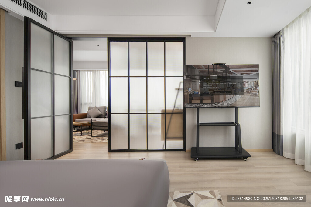 现代简约风卧室玻璃隔断设计