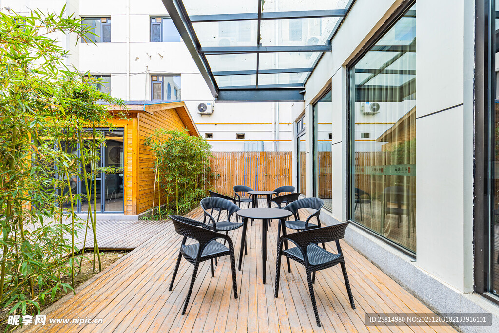 现代玻璃顶庭院休闲空间