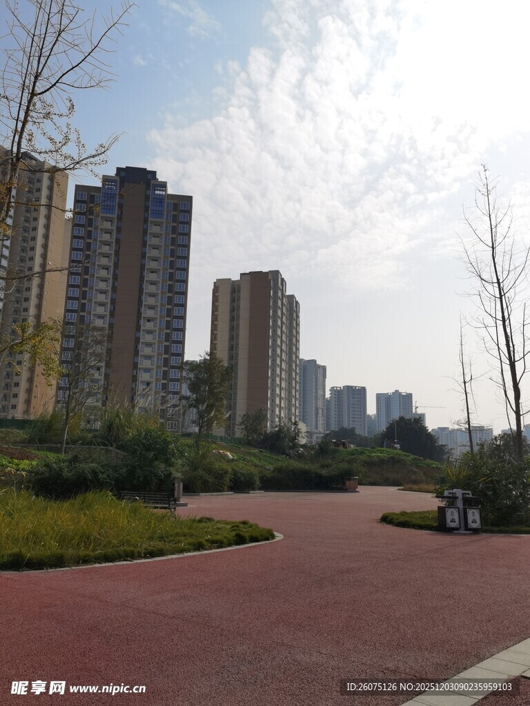 城市公园中的红色步道景观