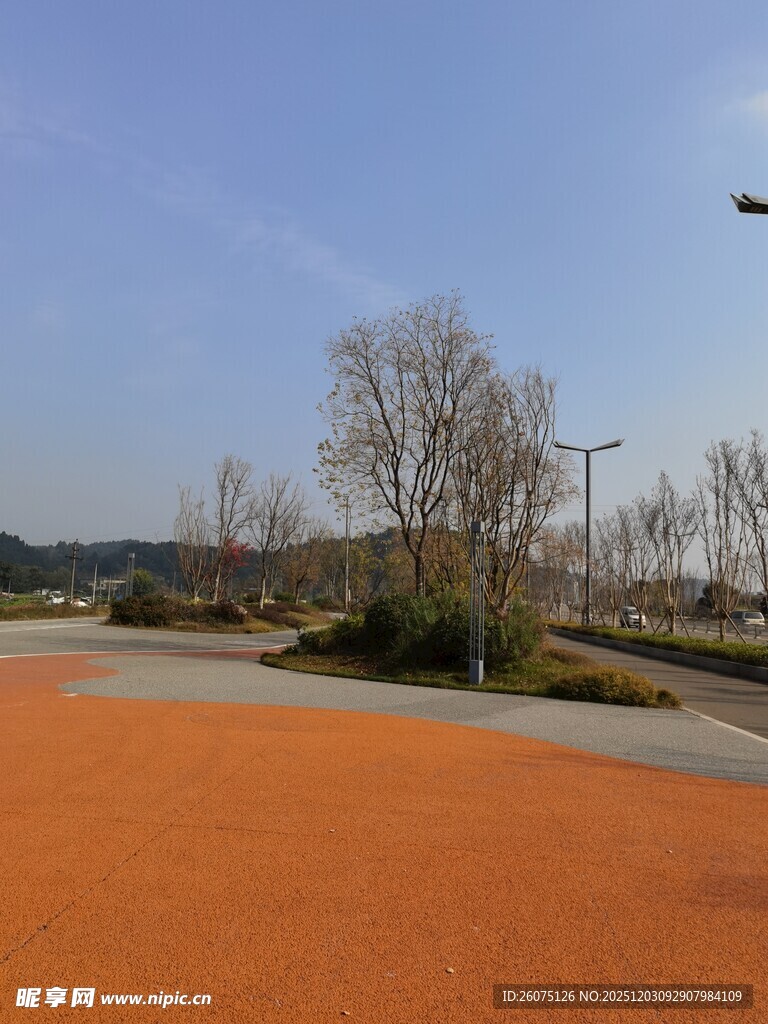 户外橙色场地与蓝天景色