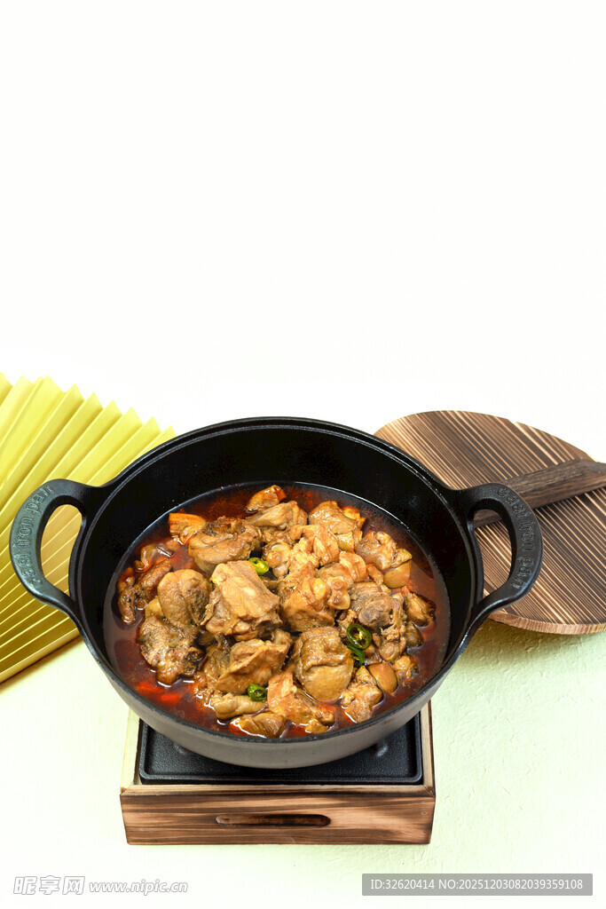铁锅炖鸡肉