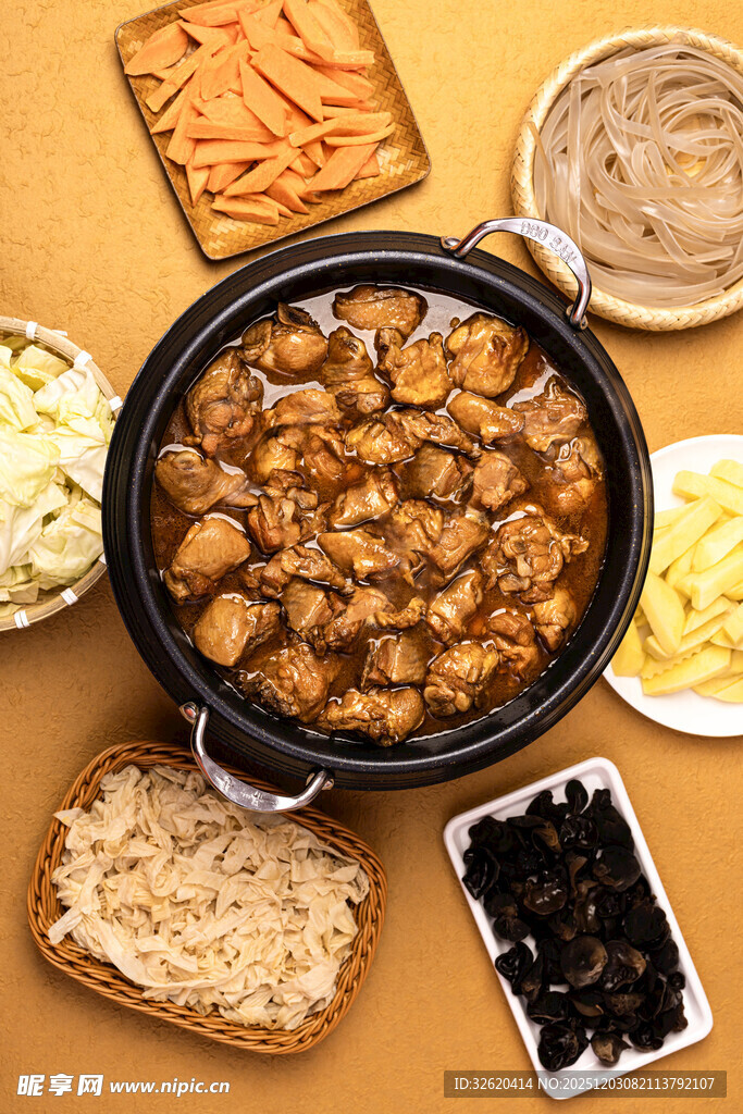 铁锅炖鸡肉