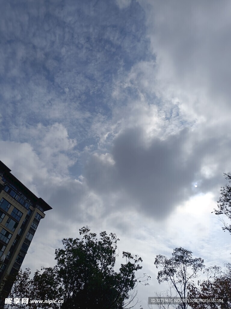 天空中的云朵与建筑树木