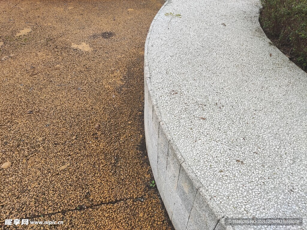 弧形石凳与地面局部特写