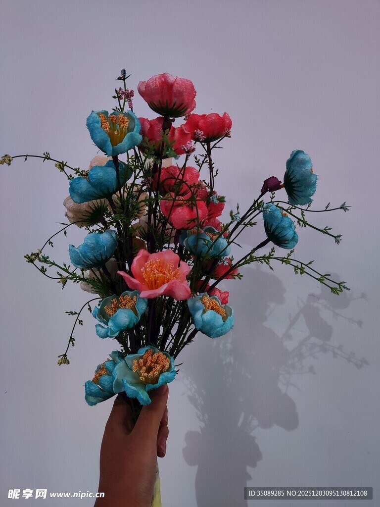 手捧多彩仿真花束