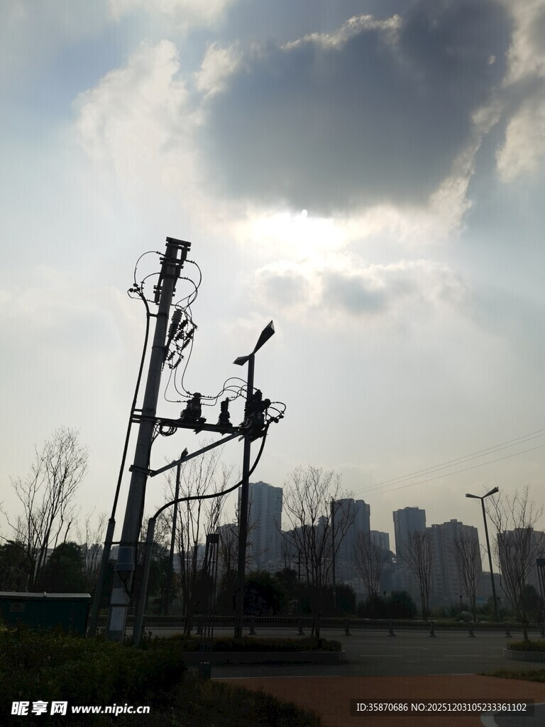 城市雕塑在夕阳下的景象