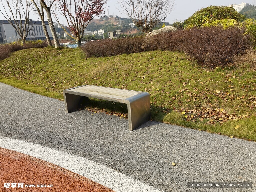 户外金属长椅简约景致