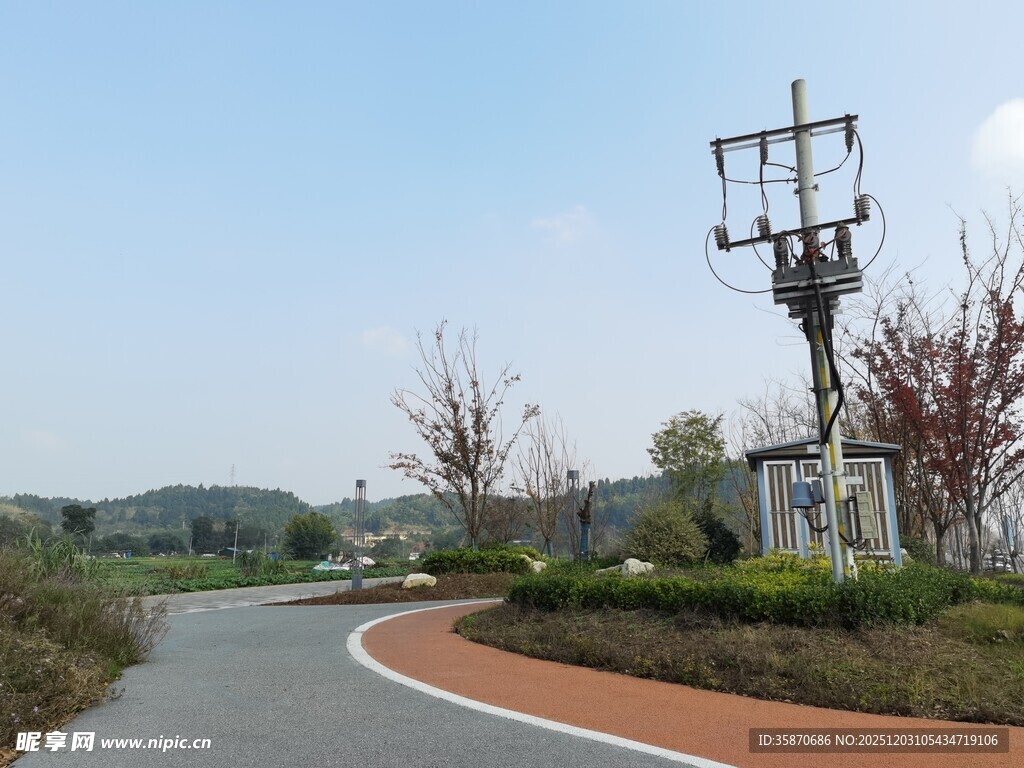 乡村蜿蜒小路旁的电力设施