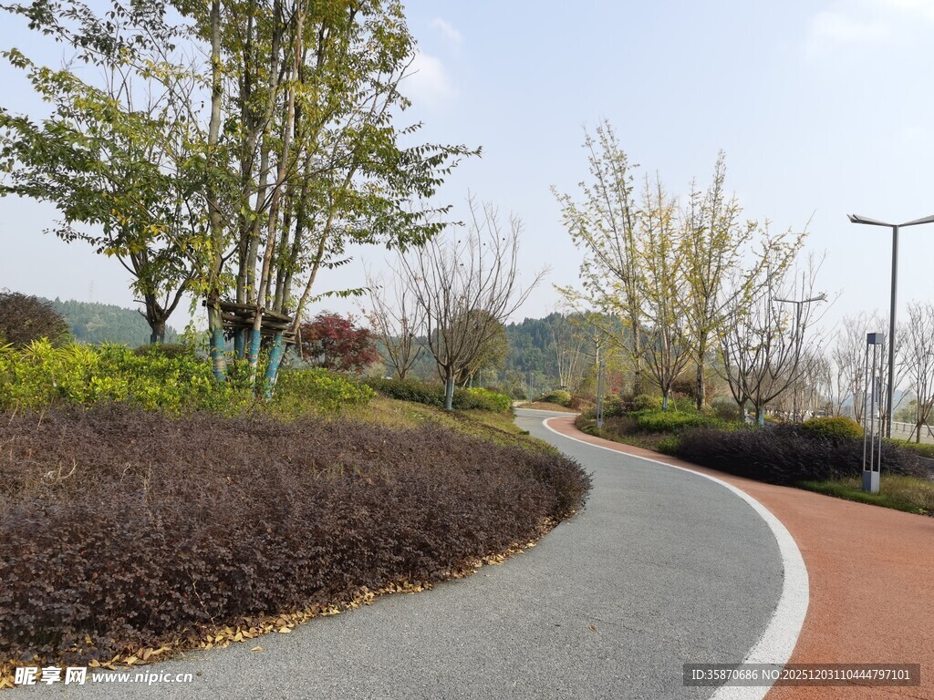 城市中蜿蜒的休闲步道