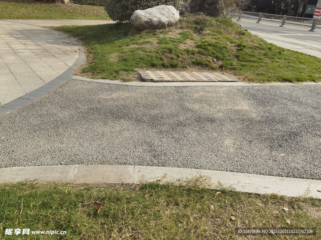 户外道路旁的草地与石头