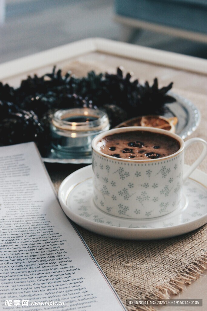 温馨咖啡时光与阅读相伴