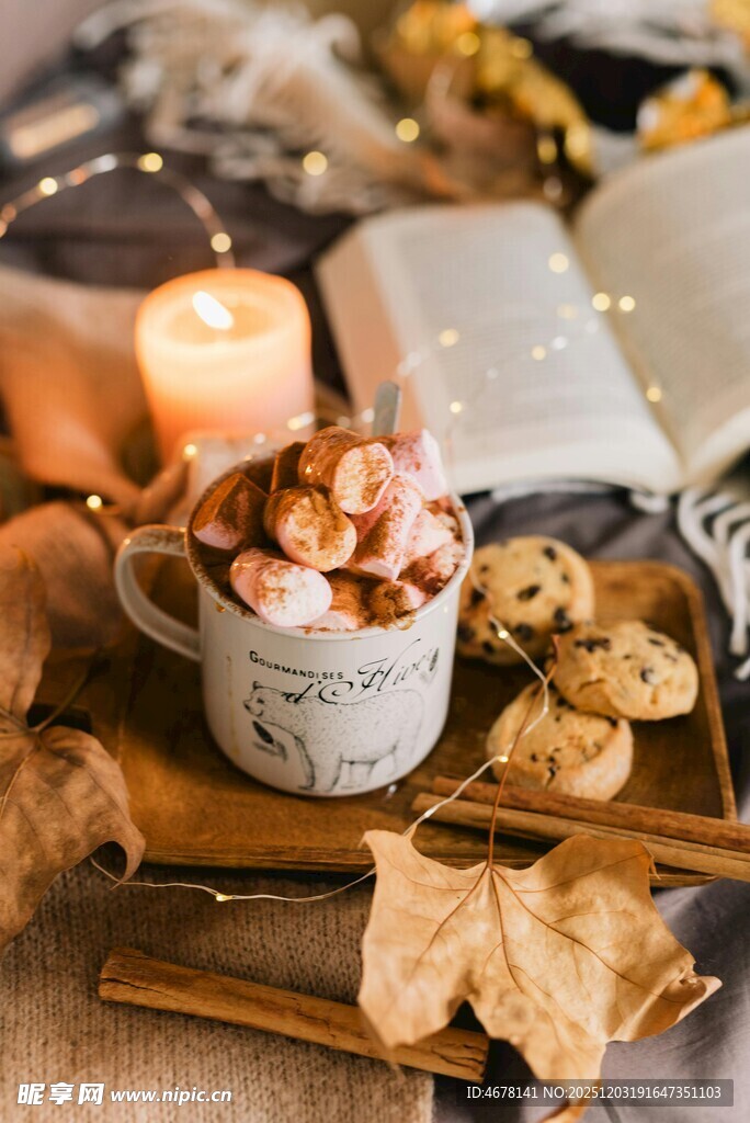 温馨秋日热饮与阅读时光