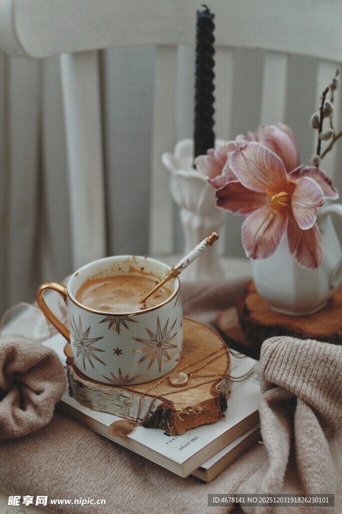 温馨咖啡时光与精致摆件