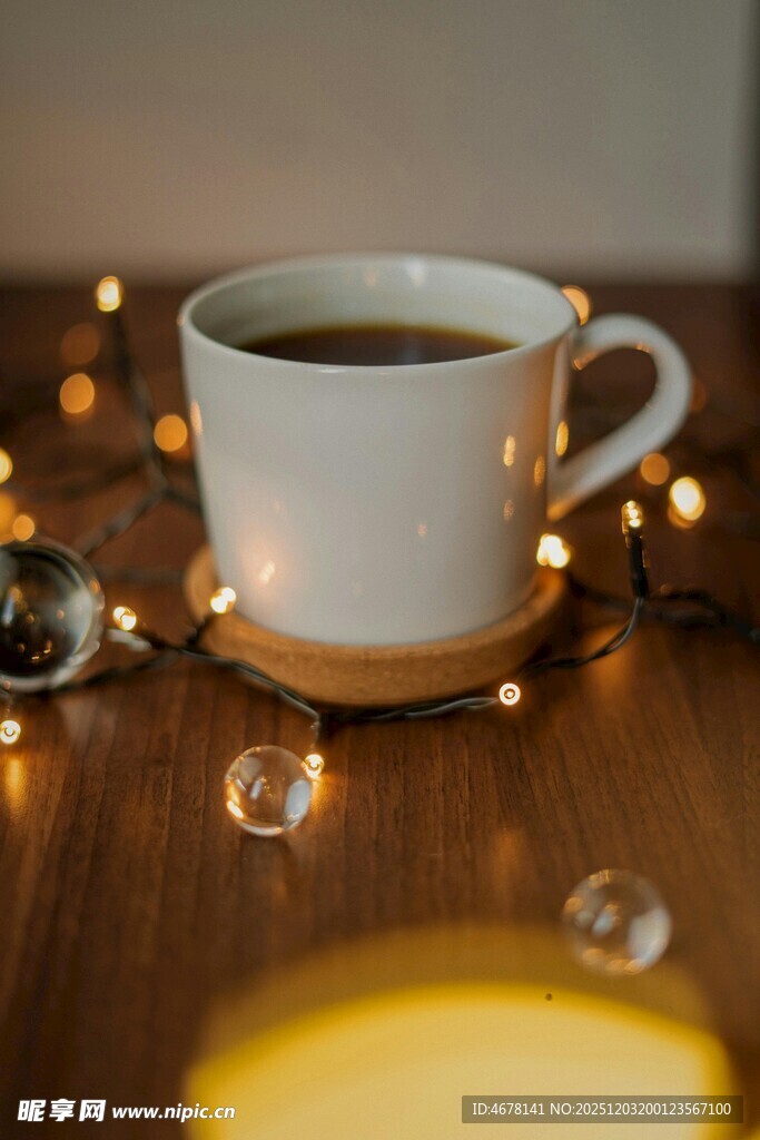 温馨氛围中的热饮与小灯串