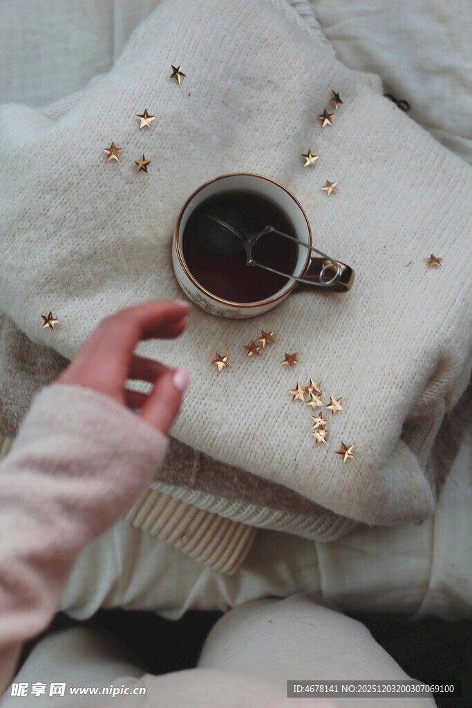 手捧热饮享慵懒惬意时光