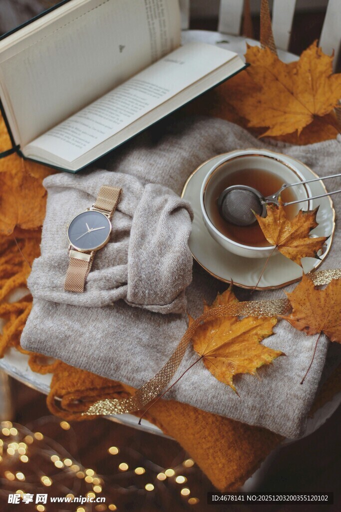 秋日温馨桌面静物组合