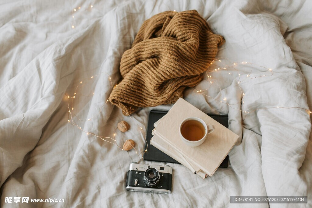 床上的慵懒时光与温馨物件