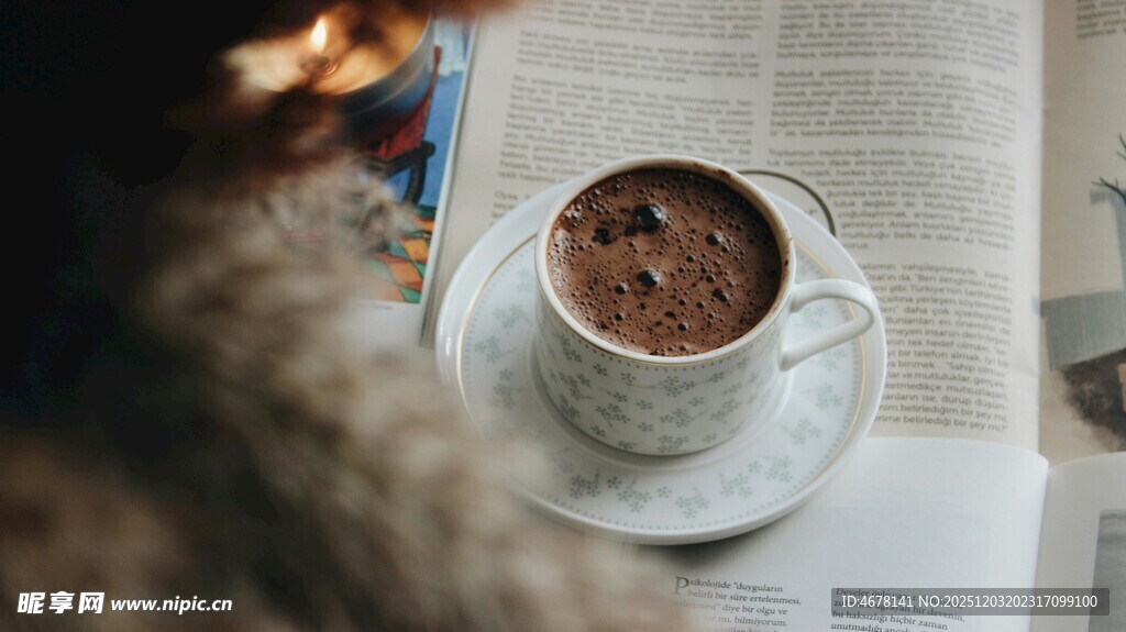 热巧克力配报纸的惬意时光