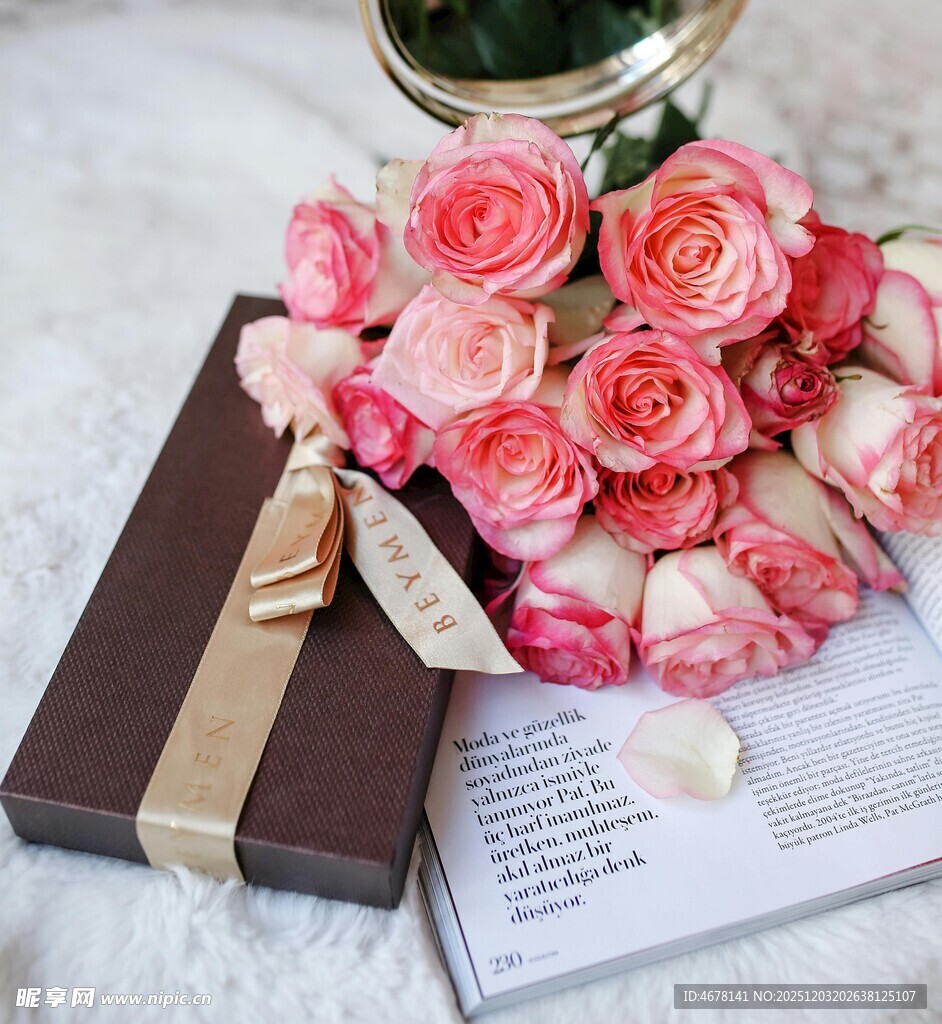 浪漫玫瑰与书籍的温馨组合