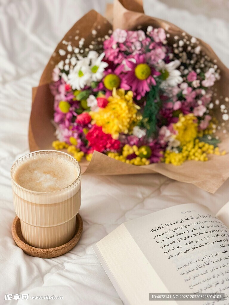 花束咖啡与书的惬意时光