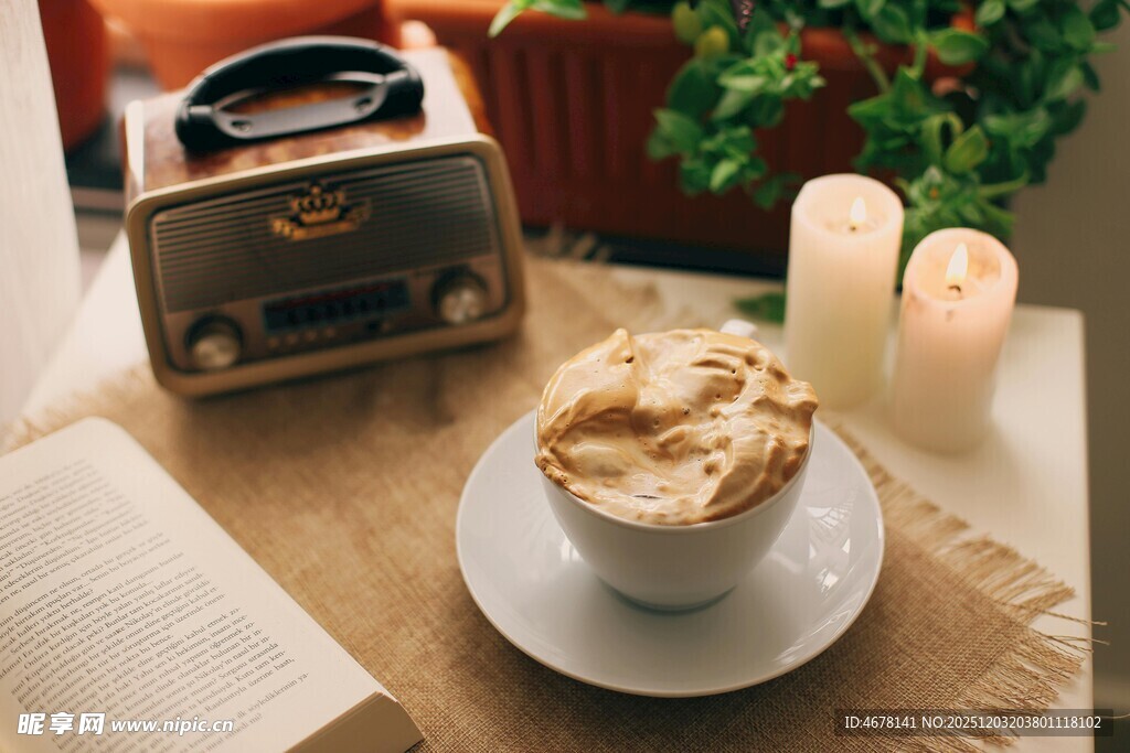 温馨咖啡时光与复古物件