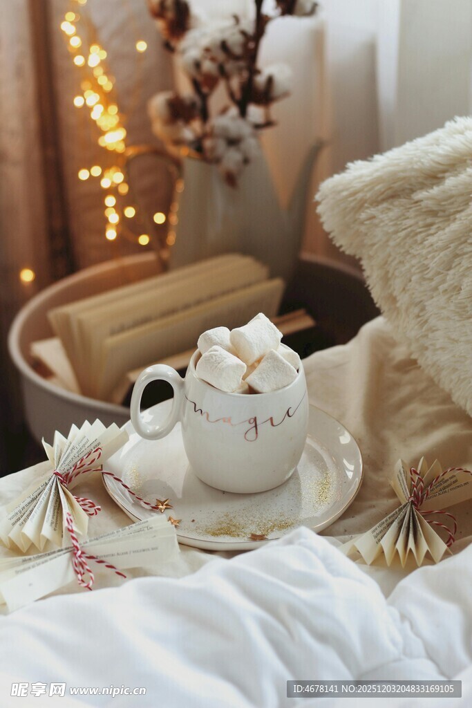 温馨卧室中的茶具与装饰