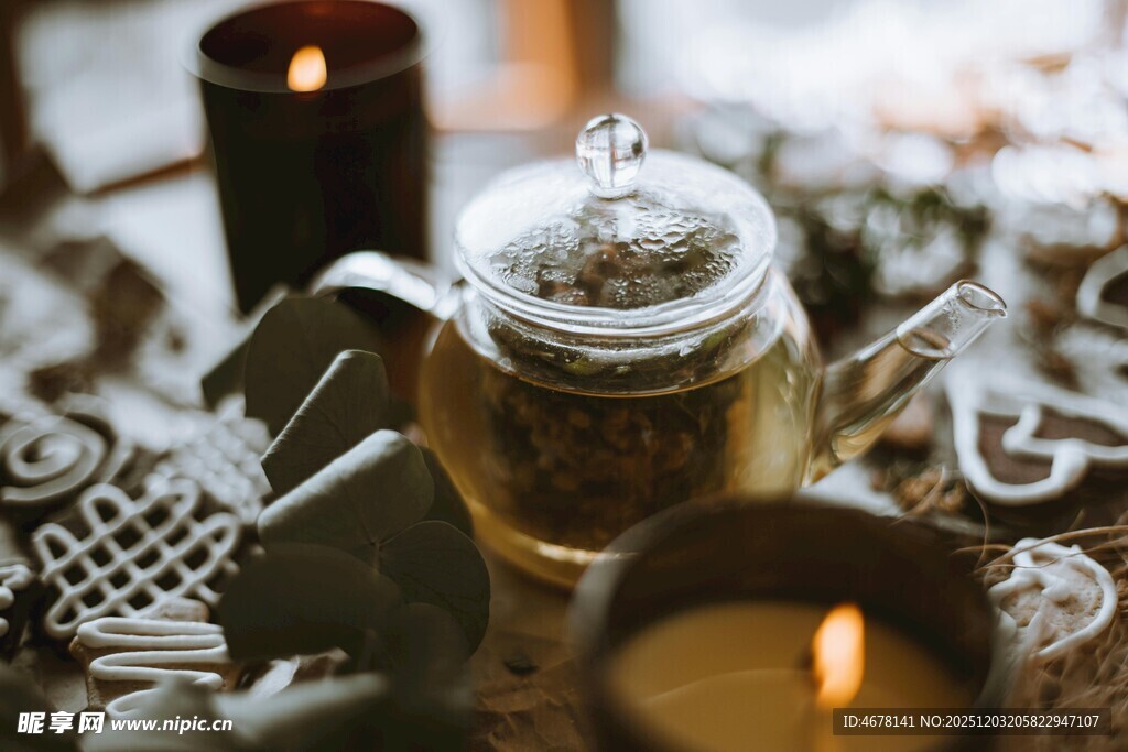 温馨烛光下的茶壶与装饰