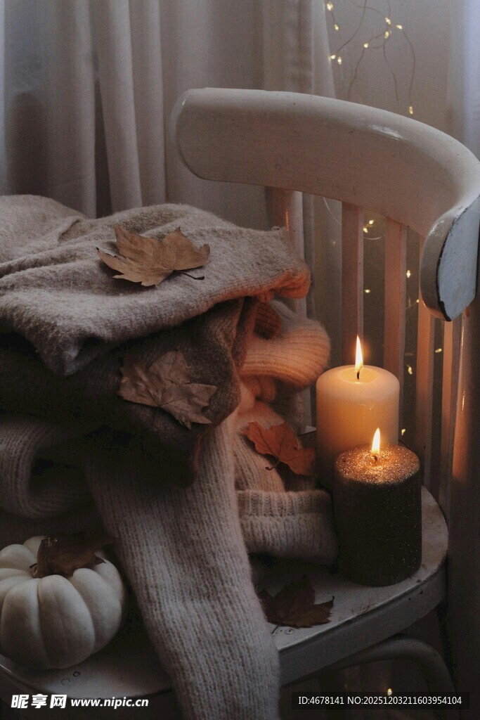 温馨烛光下的舒适家居角落