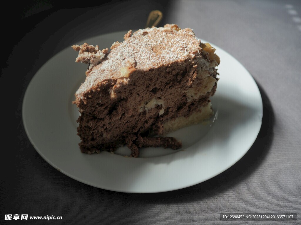 美味多层巧克力蛋糕切片