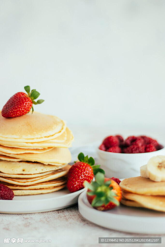 美味草莓松饼与浆果组合