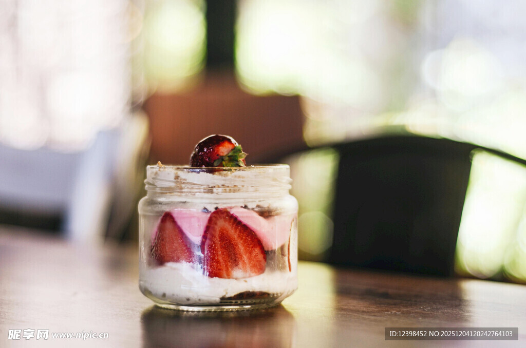 精致草莓奶油杯甜点