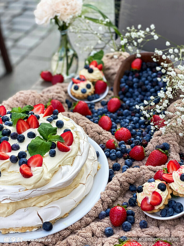 莓果装饰的精美奶油甜品